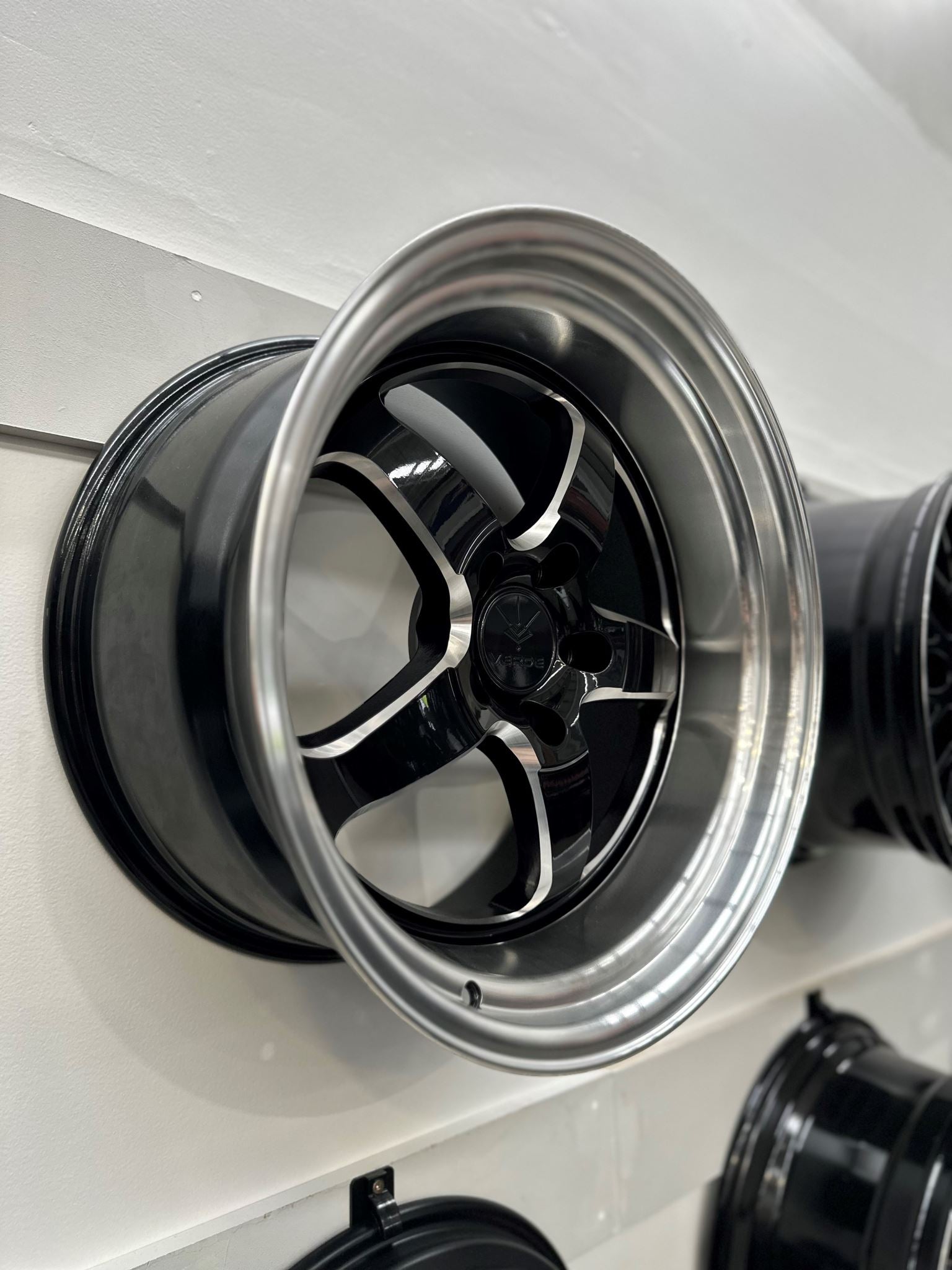 18X9.5 MADDOG TD149 13P 5X114.3 - GLOSS BLACK MILLED EDGE - MACHINED DEEP DISH