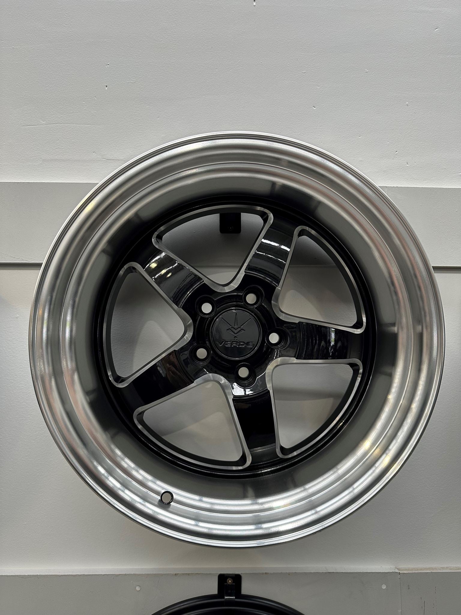 18X9.5 MADDOG TD149 13P 5X114.3 - GLOSS BLACK MILLED EDGE - MACHINED DEEP DISH