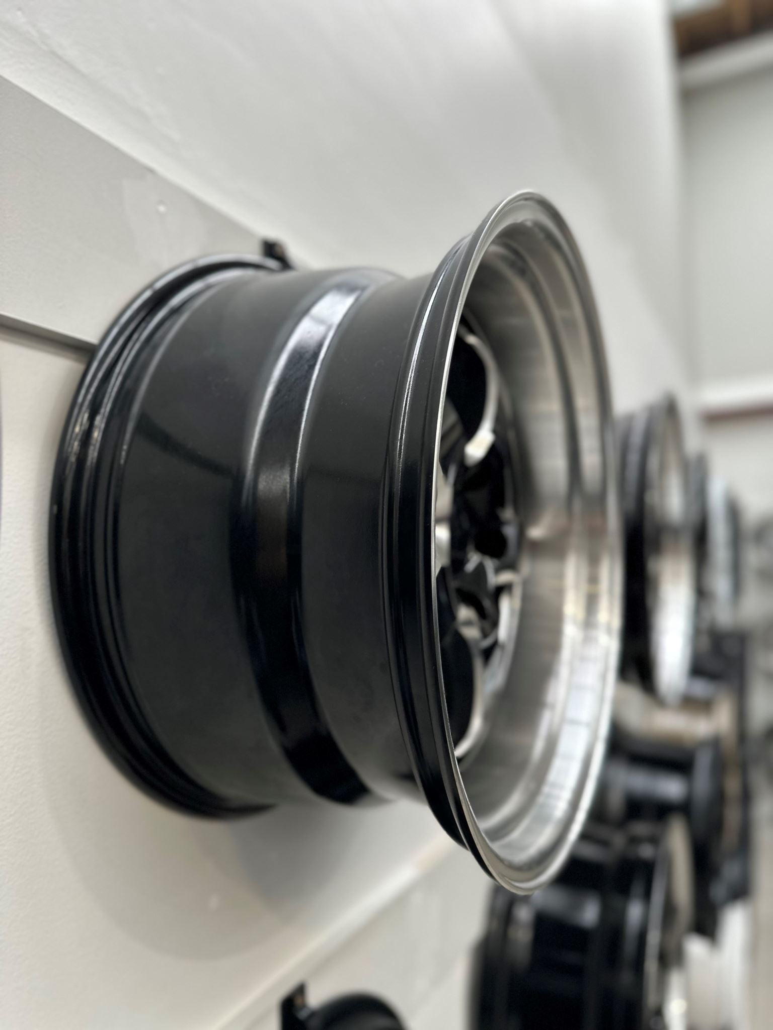 18X9.5 MADDOG TD149 13P 5X114.3 - GLOSS BLACK MILLED EDGE - MACHINED DEEP DISH