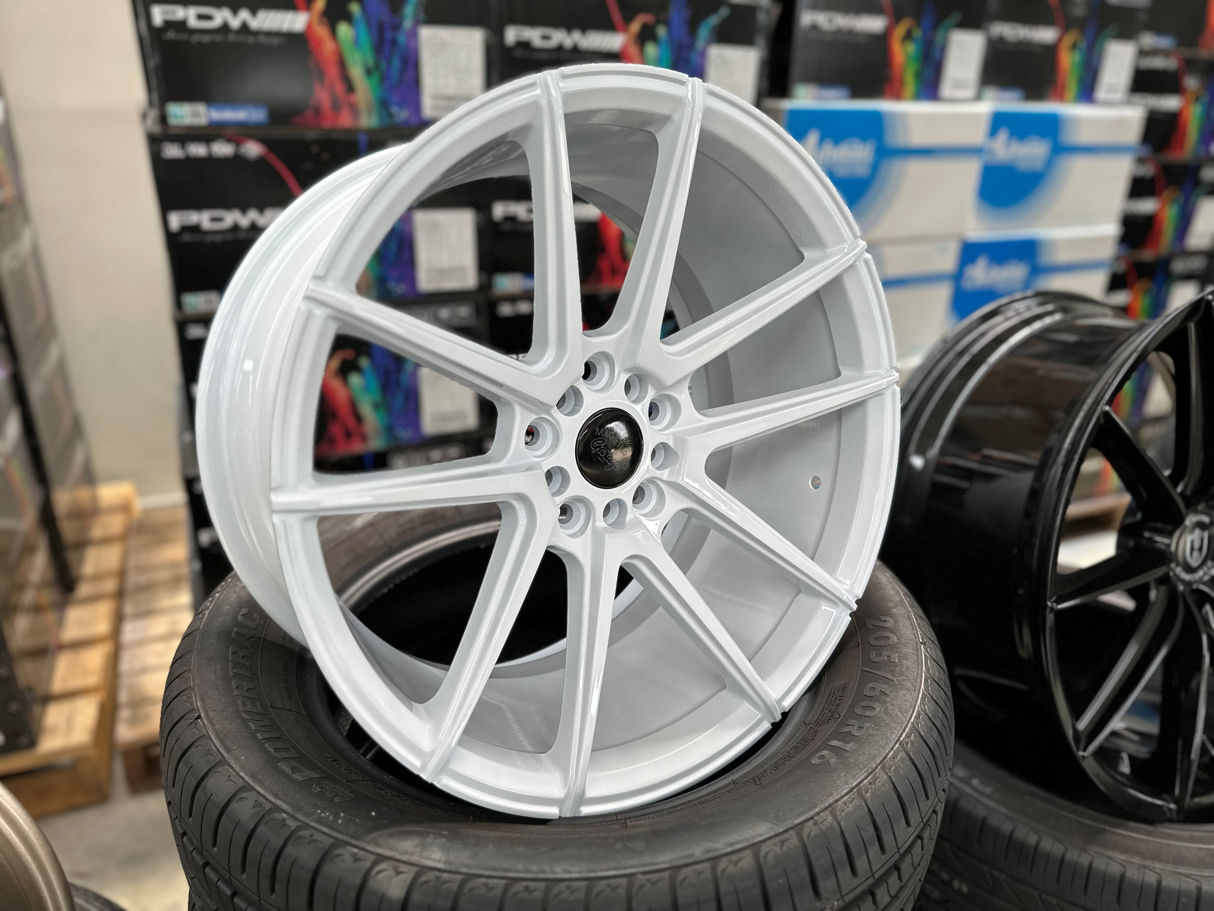 18x9 MTG Rush 38p 73.1 5x100 5x114.3 73.1CB - Gloss White