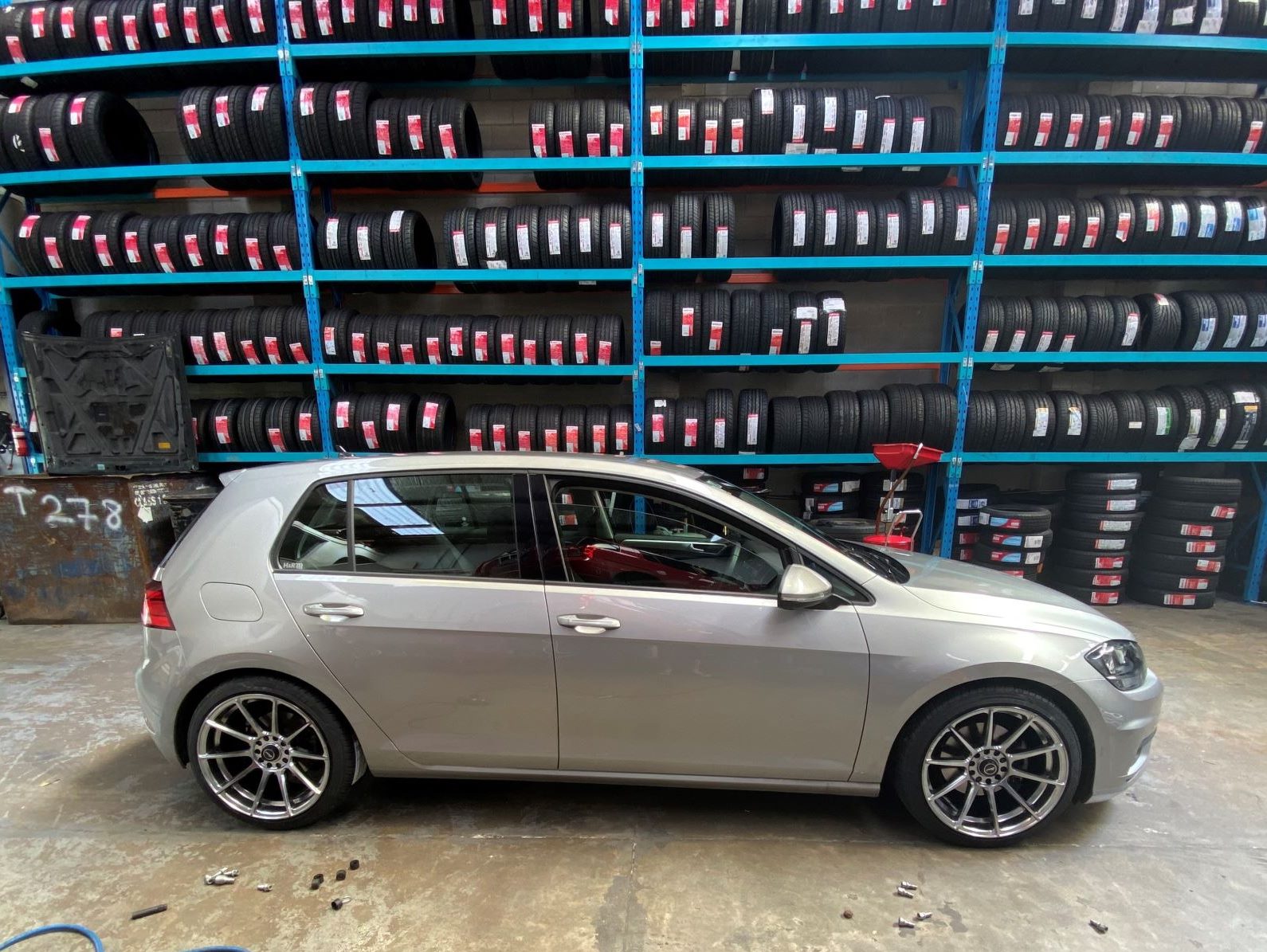 18x9 PDW Magnum 38p 73.1 5x112 5x114.3 73.1CB - Hyper Black